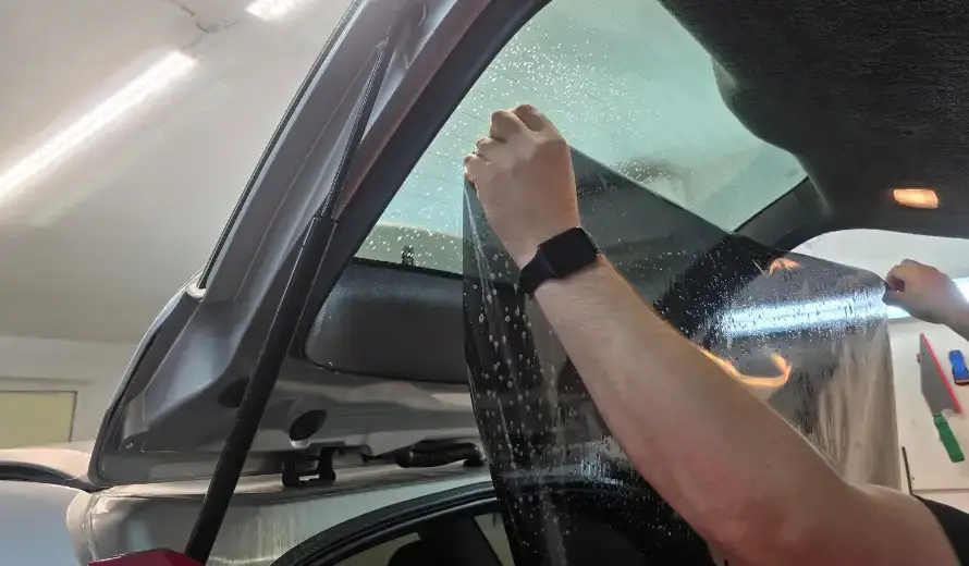 Atliekamas galinių automobilio langų tamsinimas