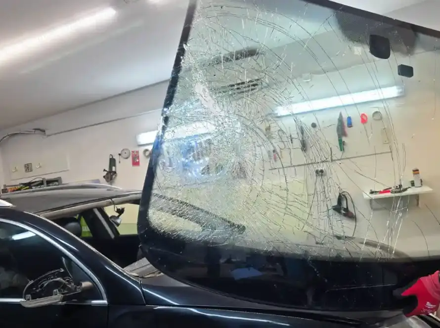 išimtas automobilio dužes stiklas